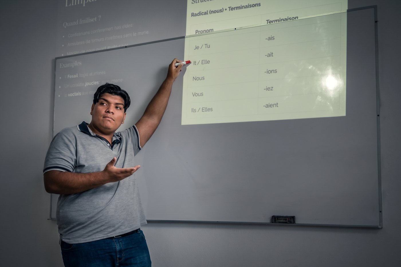 Daniel Barranco explicando vocabulario en francés