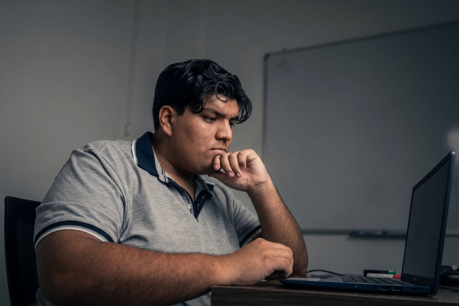 Daniel Barranco trabajando en una traducción